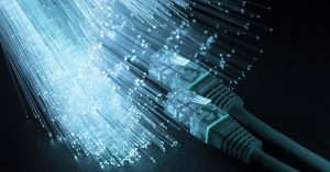 Fibra óptica azul, disponibilizando conexão banda larga.