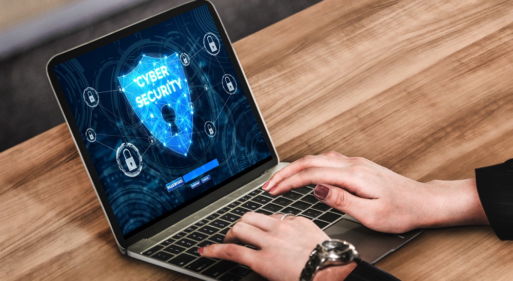 Mulher operando em um notebook simbolizando o início da operação da Lei Geral de Proteção de Dados