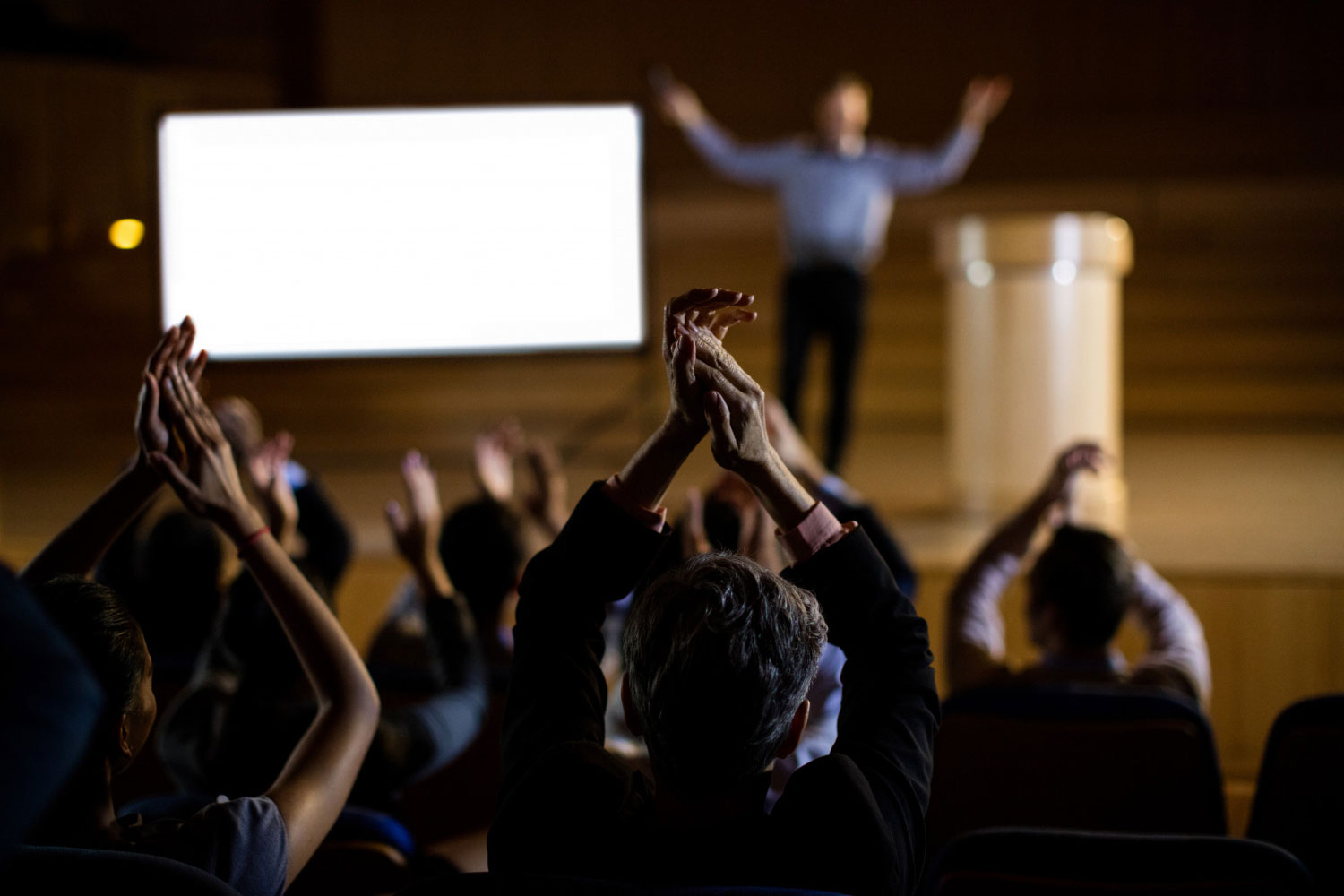 Plateia aplaudindo palestrante no Congresso Apronet de Provedores