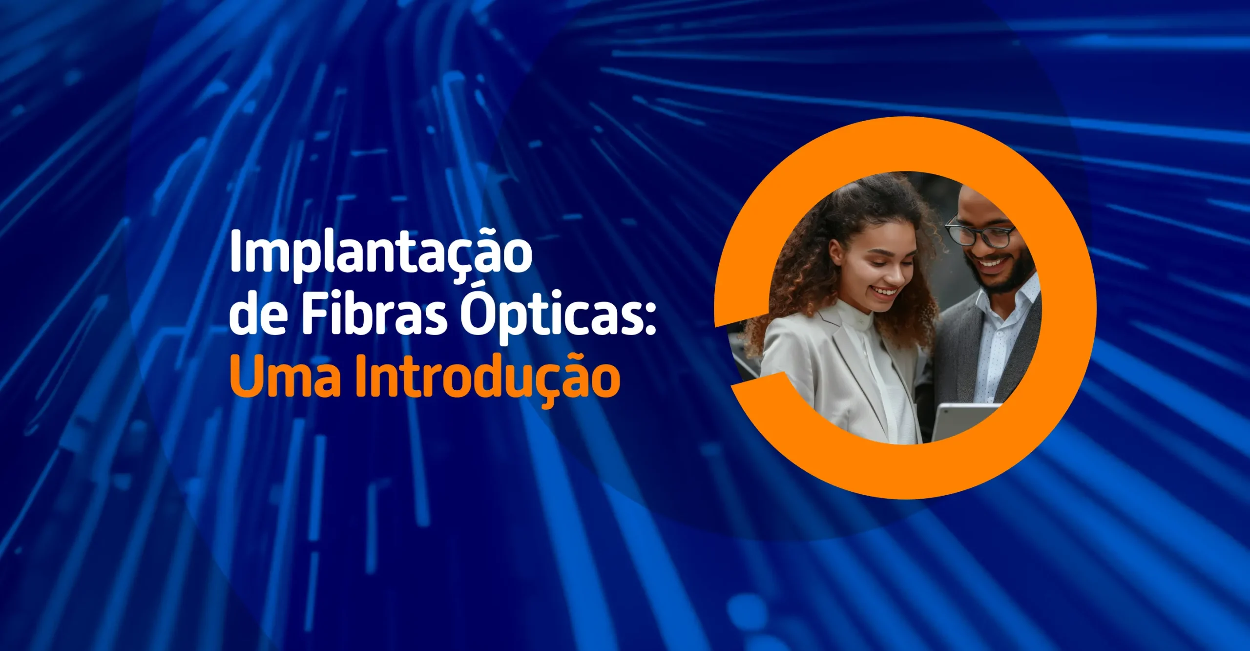 Profissionais avaliando projeto de implantação de fibra óptica com fundo de feixes de luz representando rede óptica