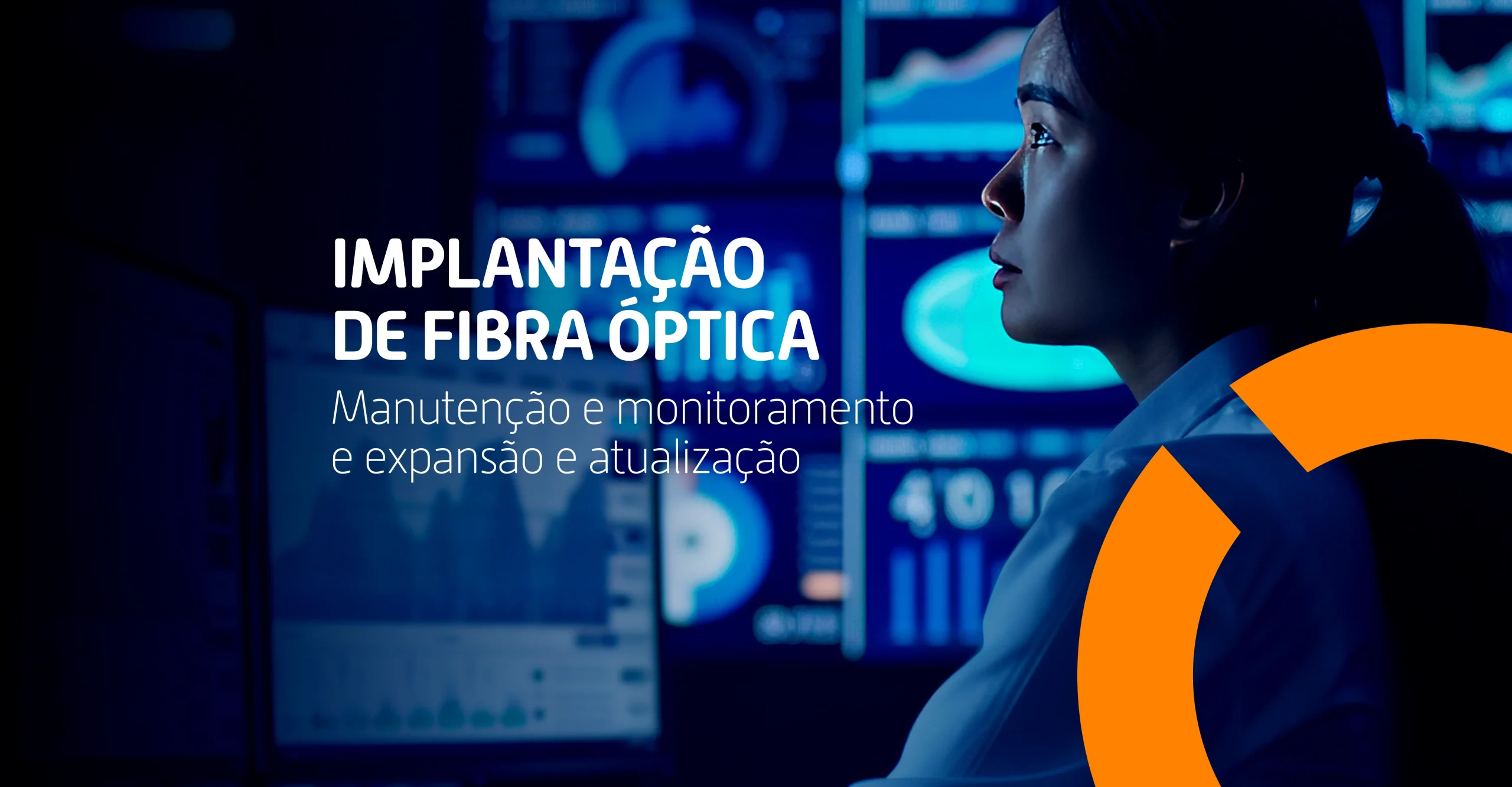 Profissional monitorando rede óptica em tempo real com dashboards digitais, representando manutenção e expansão de infraestrutura de fibra óptica