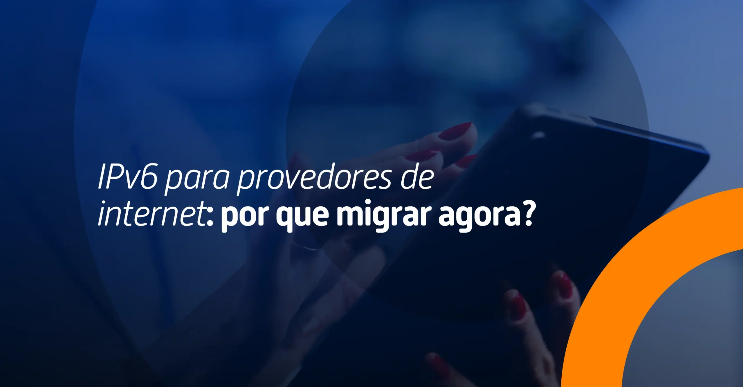 Pessoa utilizando tablet representando o uso crescente da internet e a necessidade da migração de provedores para o IPv6