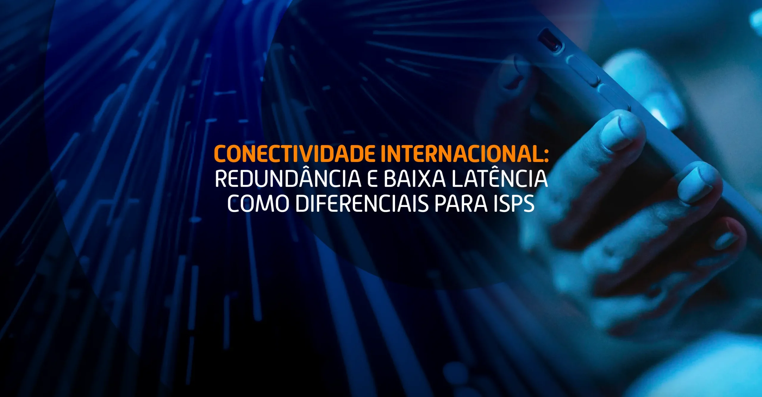 Mãos segurando smartphone com fundo de fibras ópticas representando a conectividade internacional com baixa latência e alta disponibilidade