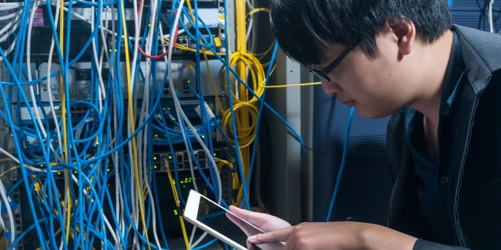 Homem realizando estudos em seu tablet como abrir uma empresa de internet