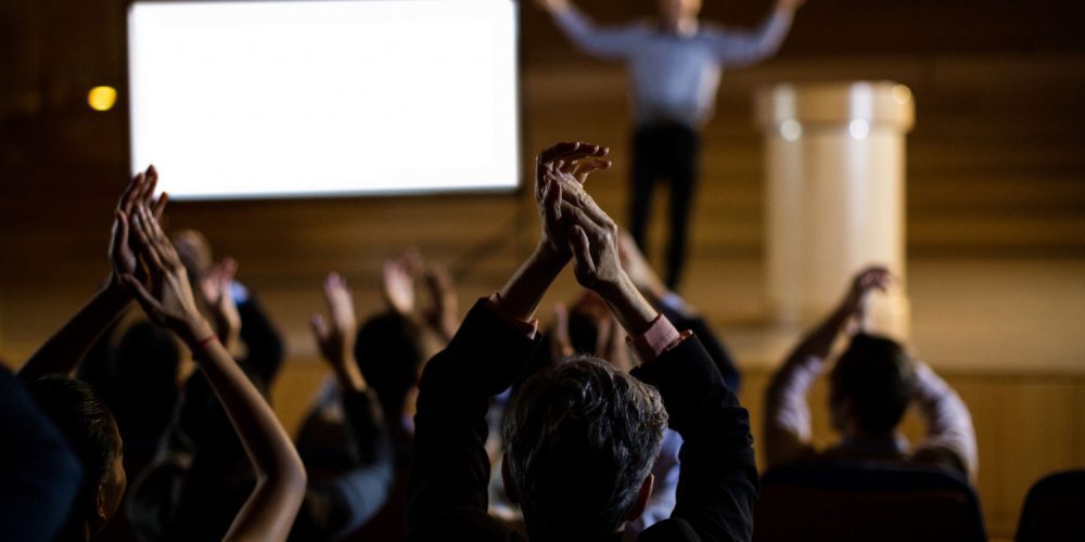 Plateia aplaudindo palestrante no Congresso Apronet de Provedores