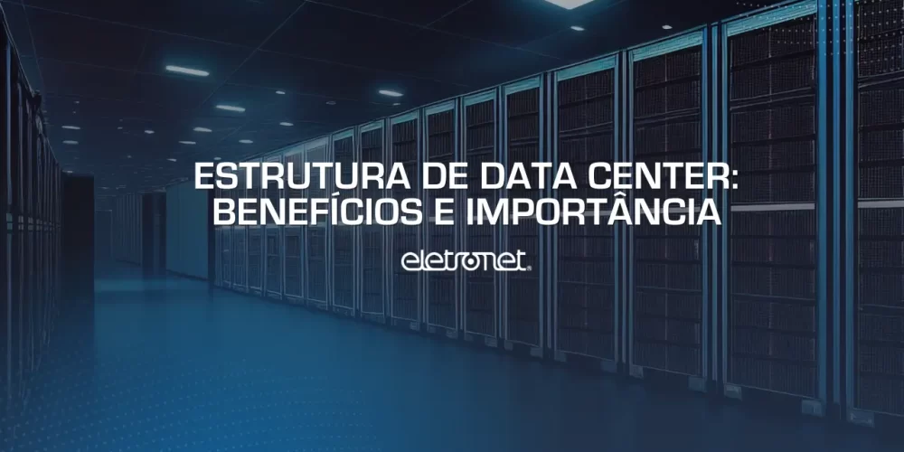 Foto em tons de azul com uma grande estrutura com diversos racks, representando a estrutura de data center.