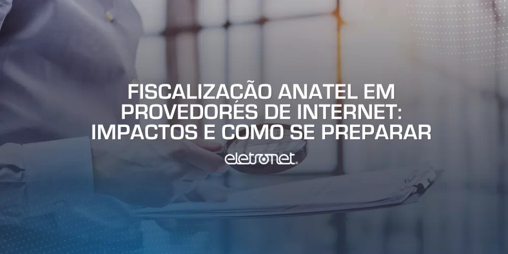 Homem de roupa social segurando prancheta e analisando documentos com lupa na mão, fazendo fiscalização Anatel em provedores de internet.