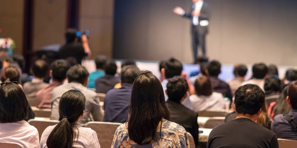 Pessoas assistindo uma palestra no evento iBusiness 2023