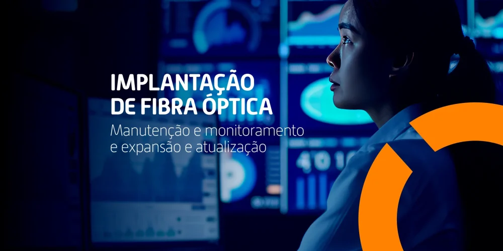 Profissional monitorando rede óptica em tempo real com dashboards digitais, representando manutenção e expansão de infraestrutura de fibra óptica