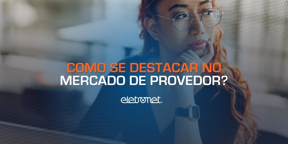 Imagem de uma mulher usando um Notebook e pensando em como se destacar no mercado de provedor