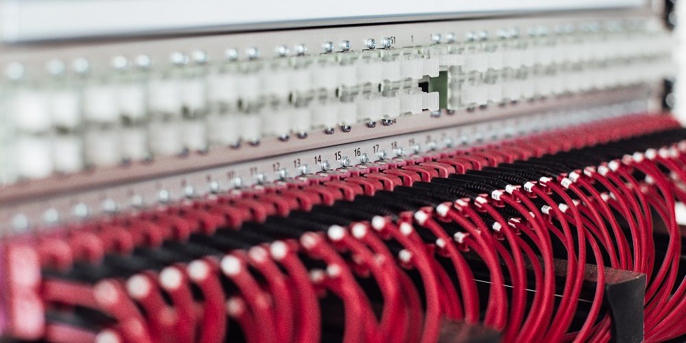 Imagem de um provedor digital de internet com diversos cabos conectados