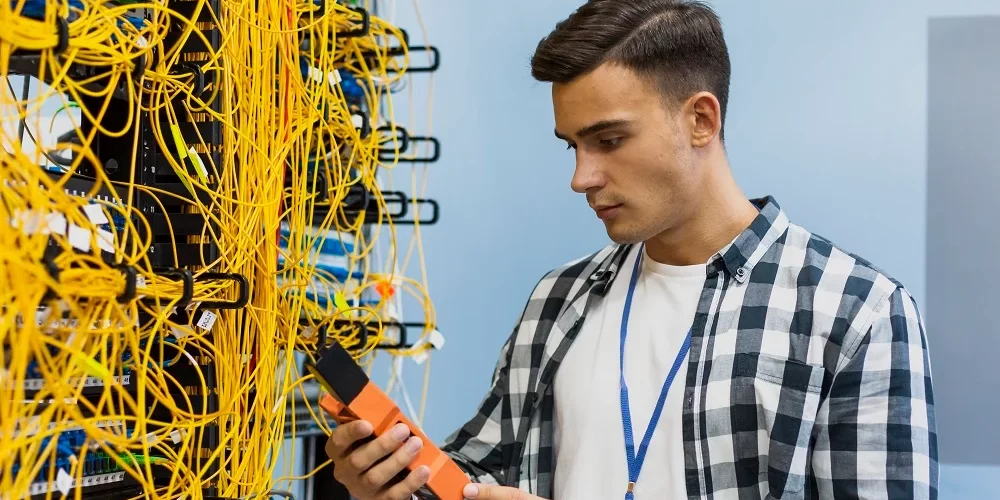 Técnico verificando resultado apontado pelo power meter