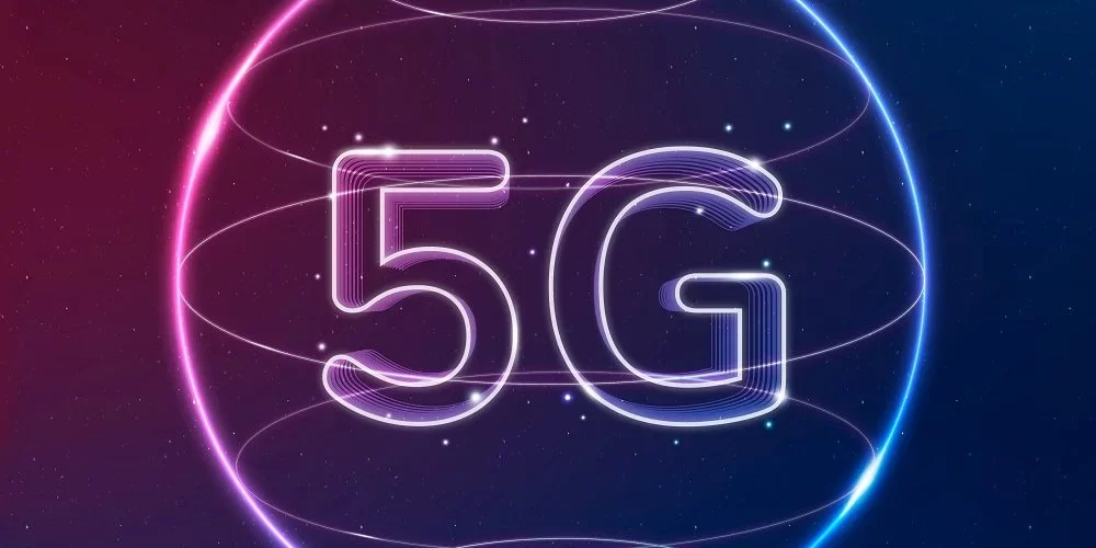 Ilustração dos caracteres 5G no interior de um círculo nas cores rosa, azul e lilás