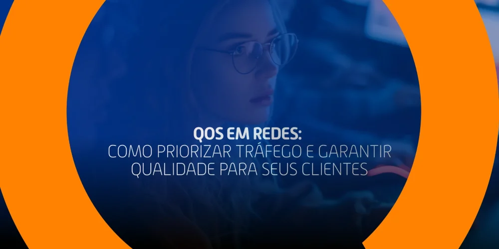 Mulher com óculos concentrada olhando para tela, com o texto 'QoS em redes: como priorizar tráfego e garantir qualidade para seus clientes'