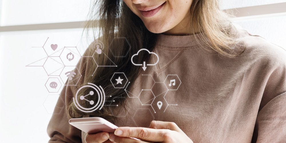 pessoa utilizando o celular