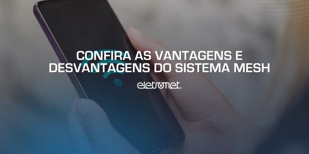 Mulher branca segurando celular com símbolo do Wi-Fi na tela representando o sistema mesh.