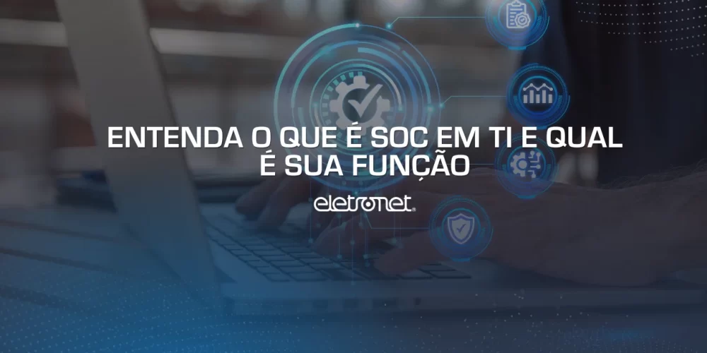 Homem branco utilizando um notebook sobre uma mesa e ícones gráficos de segurança sobre a imagem, representando SOC em TI.